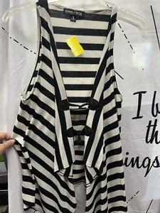 Camisa Living Doll Mujer Pequeña Blanca y Negra Columpio Alta Baja Adorable Frente - Imagen 1 de 5