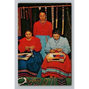 Postal de colección Cherokee Oconaluftee Indian Village Native Beadworkers KG-61 - Imagen 1 de 2