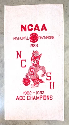 Nuevo Stock Antiguo 1983 NC State Wolfpack NCAA ACC Champions Cannon Toalla Recuerdo Foto 1 de 4