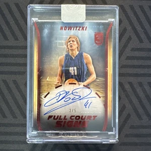 Dirk Nowitzki /5 2023-24 Topps 3 señales de cancha completa rojas en tarjeta Auto Mavs - Imagen 1 de 2