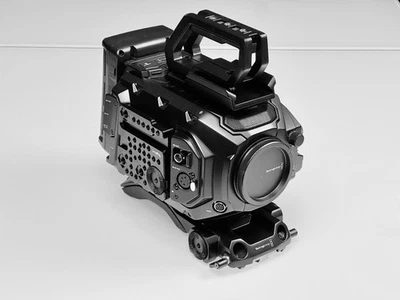 Cámara Blackmagic URSA Broadcast G2 casi nueva, batería con montaje en V, SmallRig QR  Foto 1 de 4