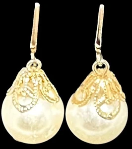 Vtg Faux Pearl Drop Earrings Dangle Round Goldtone Screw Back Classic Elegance - Picture 1 of 3