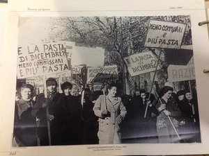 RIPRODUZIONE FOTO ALINARI GRUPPO DI MANIFESTANTI ROMA 18X24 CM 1945 (5) - Imagen 1 de 1