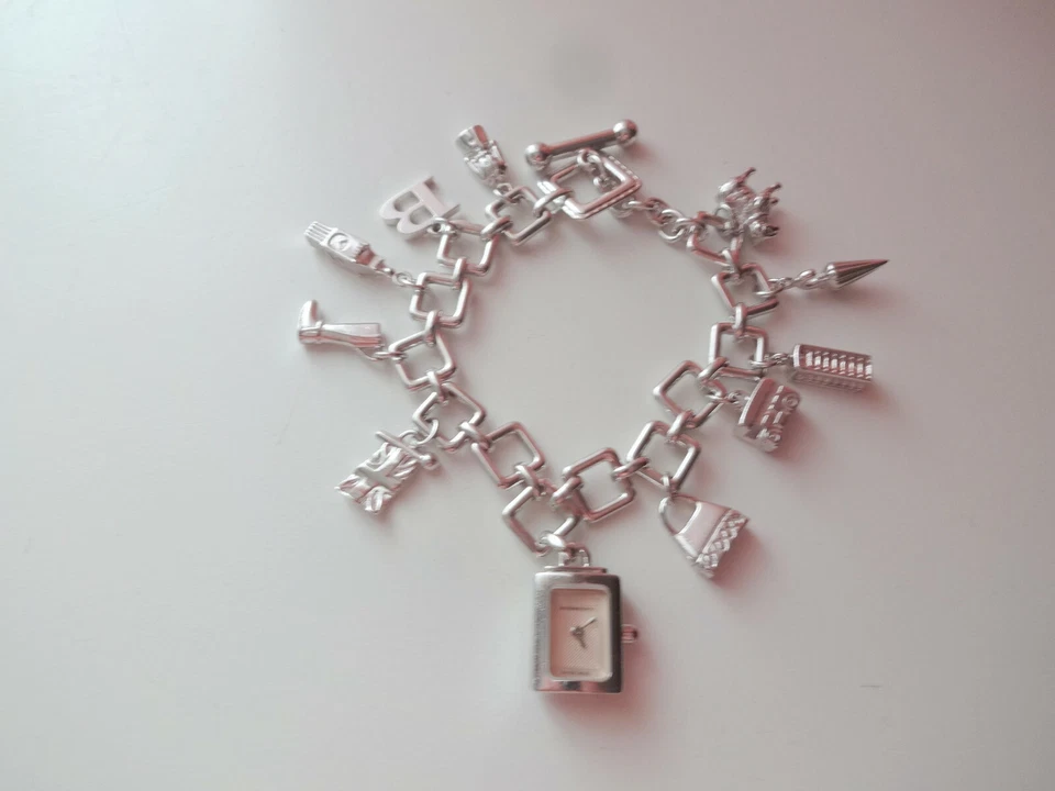 正品瑞士巴宝莉 BU5200 女士纯银小饰品吊坠手链手表 — 第 1/4 张图片