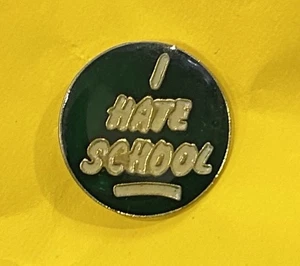 Pin de solapa I HATE SCHOOL esmaltado muy buen estado verde y dorado - Imagen 1 de 1