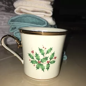 LENOX HOLIDAY MUG 12oz HOLLY NUEVO $43 - Imagen 1 de 6