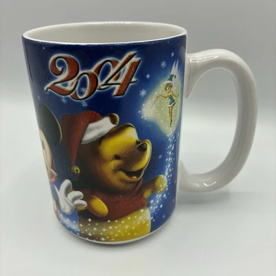 Taza de vacaciones Disney Store 2004 Mickey Pooh Blancanieves Pinocho Peñique Navidad Foto 1 de 4