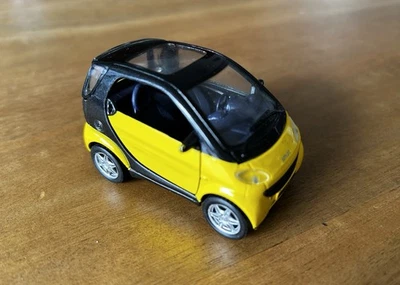 Maisto 1/33 Scale Diecast - Smart City-Coupe Benz Smart Car Yellow Black - Image 1 of 4