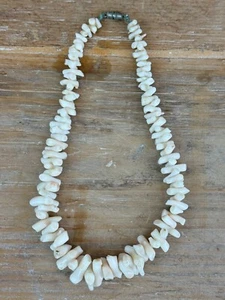 Gargantilla con cuentas blancas naturales genuinas de coral vintage - Imagen 1 de 2