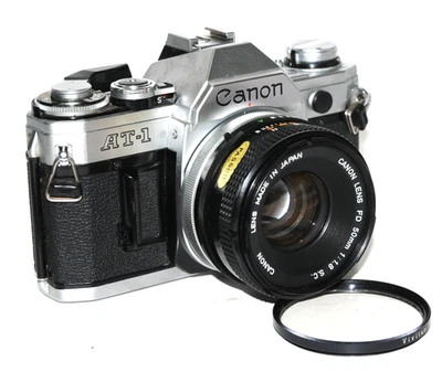 Canon AT-1 con lente de 50 mm f/1,8 y filtro de lente Foto 1 de 4