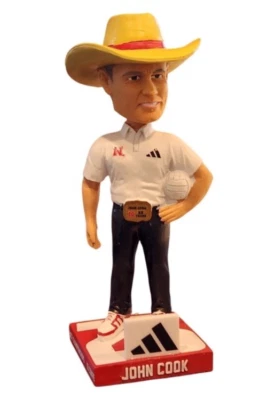 Nebraska Voleibol Husker Entrenador John Cook Temporada 25 Sombrero de Vaquero SGA Bobblehead Foto 1 de 4