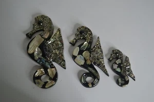 Juego de 3 regalos de diseñador años 60 Lucite, alabastro, conchas, decoración de pared de caballo de mar - Imagen 1 de 10