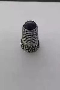 A BEAUTIFUL APPLIED SKIRT SILVER THIMBLE WITH LAPIS STONE TOP 2.5CMS (3098) - Imagen 1 de 9