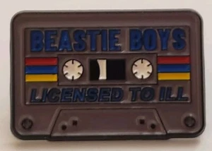 Beastie Boys Licenciado Para Ill Solapa Sombrero Prendedor Broche Cassette Cinta Música Rap Rock - Imagen 1 de 6