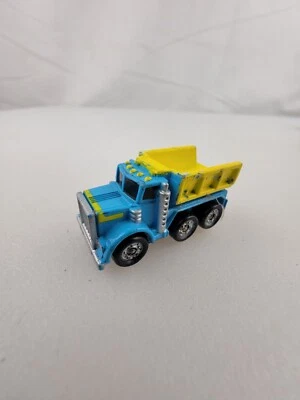 Camión de volteo Micro Machine Construction 1987 trabajo pesado de 3 ejes en amarillo y azul Foto 1 de 4