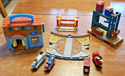 LOT OF 8 PIECES OF THOMAS THE TANK; 4 TRAINS CARS, 2  BUILDINGS & 2 MISC PIECES  - Image 1 of 4