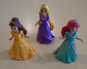 Disney Princess MagiClip Lotto A ~ 3 Bambole + Vestiti Ariel / Belle / Raperonzolo - Foto 1 di 2