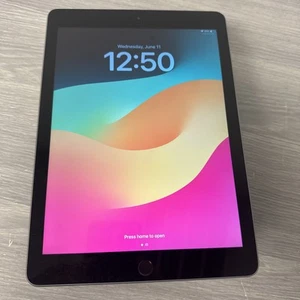 Apple iPad 6a generazione 9,7" (32 GB di spazio di archiviazione - grigio siderale - iOS 17 - MR7F2LL/A)* - Foto 1 di 7