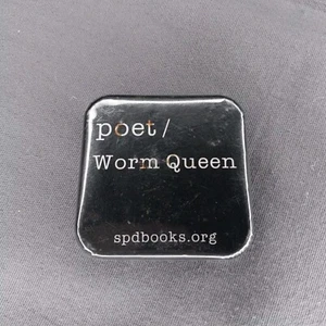 Dichter/Wurmkönigin Spdbooks Org Square 2" Button Pinback - Bild 1 von 2