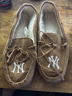New York Yankee Men’s MOCCASIN SLIPPER - Size S New With Out Tag  - Image 1 of 2