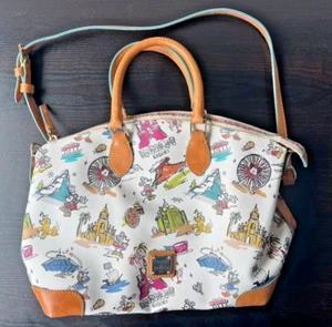 Dooney Bourke Disneyana Disneyland Resort Umhängetasche im Ruhestand ca. 12"x10" - Bild 1 von 14