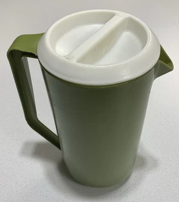 Rubbermaid Pitcher 2 1/4 Quarts drinking vintage Green MCM lid serve ware - Image 1 of 4