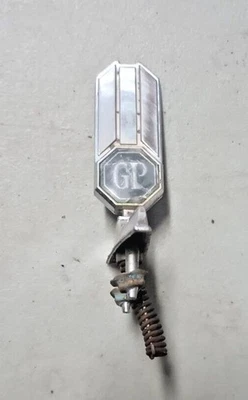 Pontiac Grand Prix 1978-80 capó adorno GP usado OEM LOC-132B Foto 1 de 4