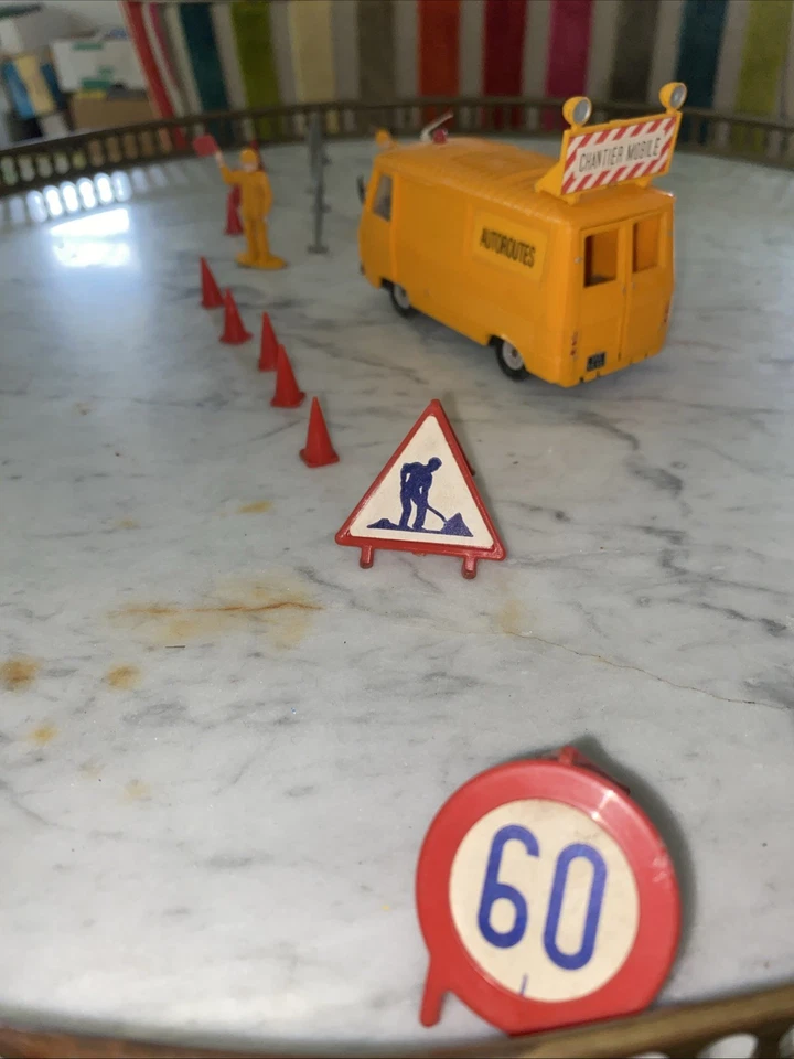 Norev ancien peugeot J7 autoroute DDE avec accessoires et 2 personnages - Photo 1/4