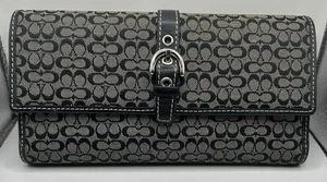 Cartera Coach Signature de colección negra y gris con monograma hebilla a presión de lona larga - Imagen 1 de 5