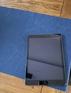 iPad Air 1st Generation (2013) 16GB, WI-FI, Silver - Picture 1 of 5