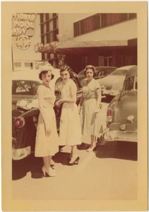 Early Kodacolor: great shot of 3 women, 1953 - Picture 1 of 2