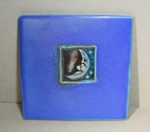 Azulejo de cerámica artística azul cobalto Michael Cohen / placa caliente - luna creciente y estrellas - Imagen 1 de 6