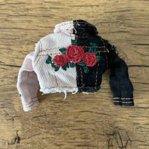 Rainbow High Daria Roselyn Wave 3 Muñeca CHAQUETA ROSA Negro Rosas Denim Ropa - Imagen 1 de 4