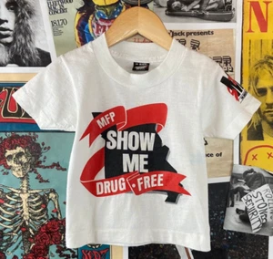 Camiseta De Colección Niños Años 90 Missouri Cinta Roja Libre de Drogas Gráfica 2T MFP Pantalla Estrellas - Imagen 1 de 5