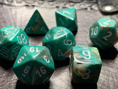 Juego de dados poliédricos Chessex 7 troqueles - mármol oxi-cobre con blanco Foto 1 de 4