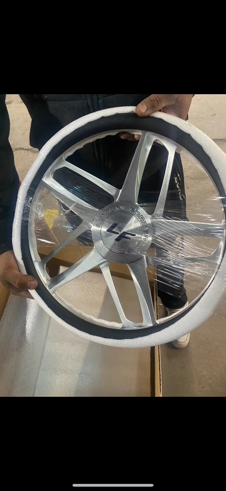 Volante forjado Lexani acabado cepillo 15,5 pulgadas   Foto 1 de 1