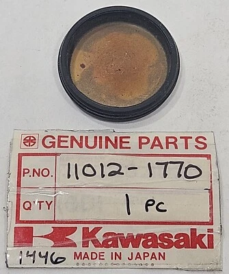 NOS Genuine Kawasaki ZX 750 Ninja LH Engine Plug Cap Cover ZX750 OEM 11012-1770 - Imagem 1 de 3