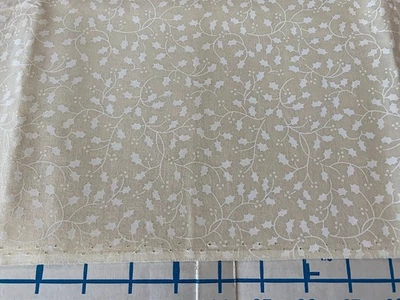 NUEVO: 1-1/2 yardas+ 2" Vintage Años 90 "IMPRESIÓN ACEBO BLANCO en Algodón BEIGE" 45" Ancho Foto 1 de 2