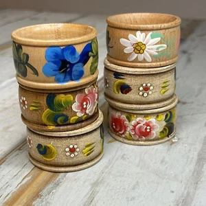 Anillos de servilleta de madera vintage pintados a mano diseño floral década de 1970 2"" de ancho - Imagen 1 de 5