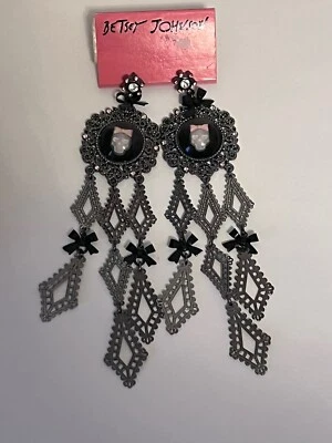 Pendientes Betsey Johnson Vintage Vicki Victoriano Niña Calavera Lucita Camafeo Arco Nuevos Foto 1 de 3