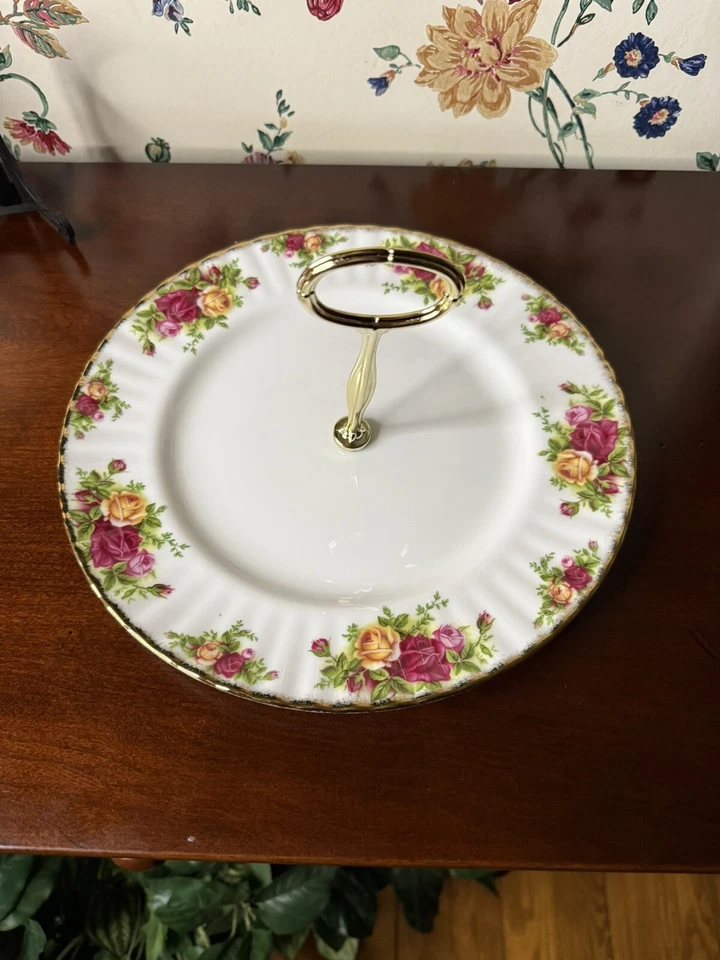 Nuevo Royal Doulton Royal Albert Old COUNTY ROSEs PLATO DE PASTEL DE UN NIVEL CON MANGO Foto 1 de 4