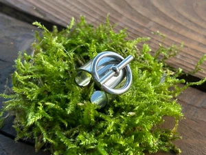 BAGUE TAILLE 52/53 NEUVE BRELOQUE  PAMPILLE COULEUR ARGENT ROND BARRE + POCHETTE - Picture 1 of 7