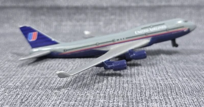 Avión modelo fundido a presión RealToy United Airlines Boeing 747 Foto 1 de 4