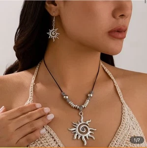 đ„Boho Leder Metall Sonne AnhĂ€nger Halskette OhrhĂ€nger Schmuck Strand Urlaub - Bild 1 von 7