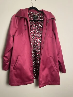 Chaqueta de satén Dennis Basso rosa resistente al agua para mujer con detalles de estampado de leopardo Foto 1 de 4