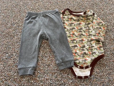 Kidgets Boys Camo Cat Bodysuit & Gray Sweatpants 6-9M Foto 1 de 4