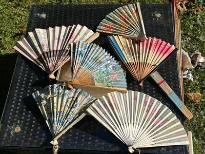 Caja de ventiladores plegables japoneses pintados a mano Estate Foto 1 de 4