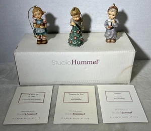 Goebel Studio Hummel Set di decorazioni natalizie 11 #96045 Treat St Nick Topping Albero - Foto 1 di 10