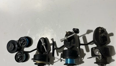 Três (3) molinetes de pesca vintage Mitchell 300 com 3 peças extras de carretéis - Imagem 1 de 4