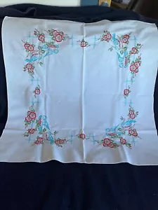Vintage weiß mit bestickten blauen Vögeln & roten Blumen Baumwollmischung Tischauflage - Bild 1 von 12